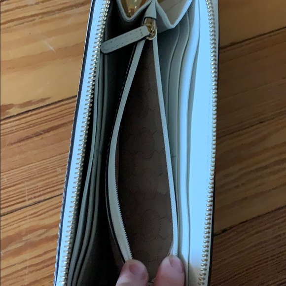 Michael Kors Clutch/Wallet - Picture 4 of 4